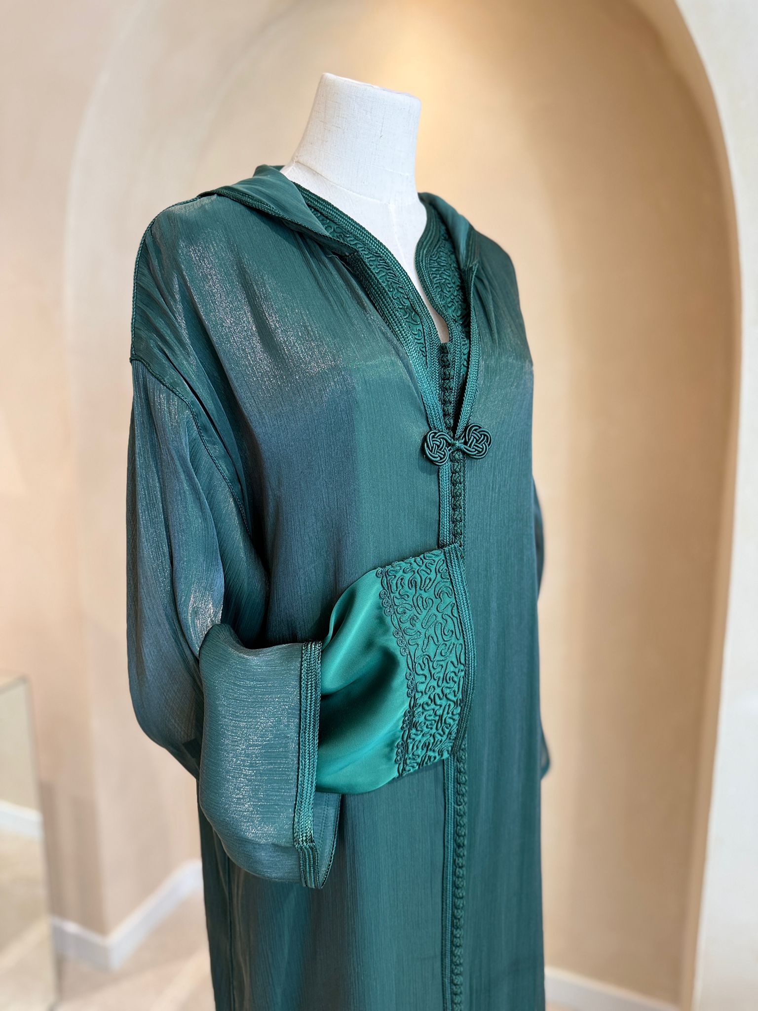 Jellaba Aya en organza de soie et khmiss en drap de soie