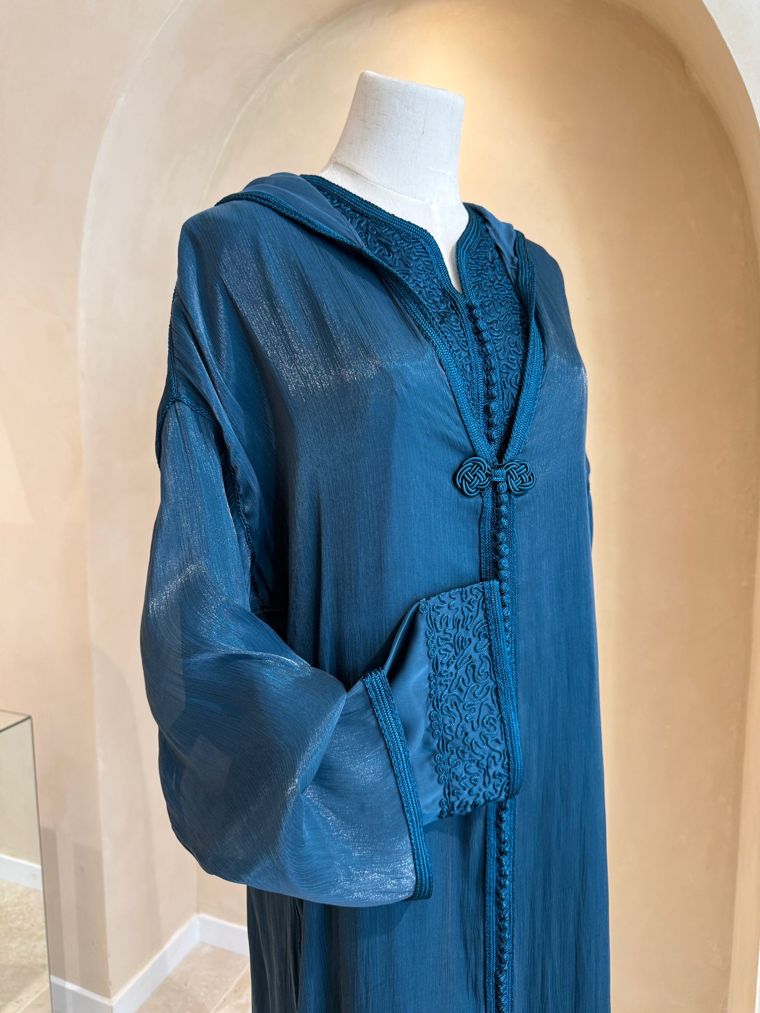 Jellaba Aya en organza de soie et khmiss en drap de soie