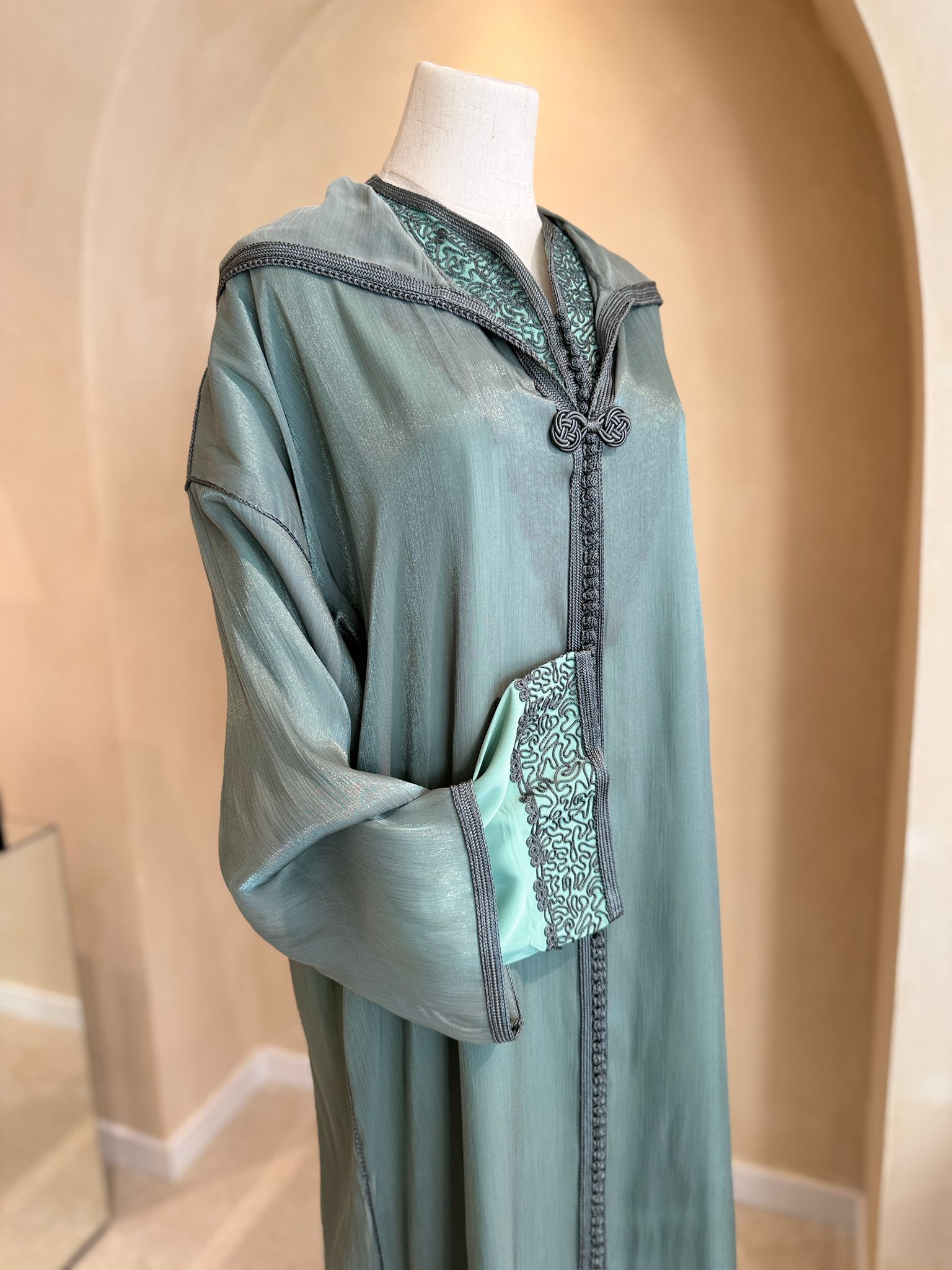 Jellaba Aya en organza de soie et khmiss en drap de soie