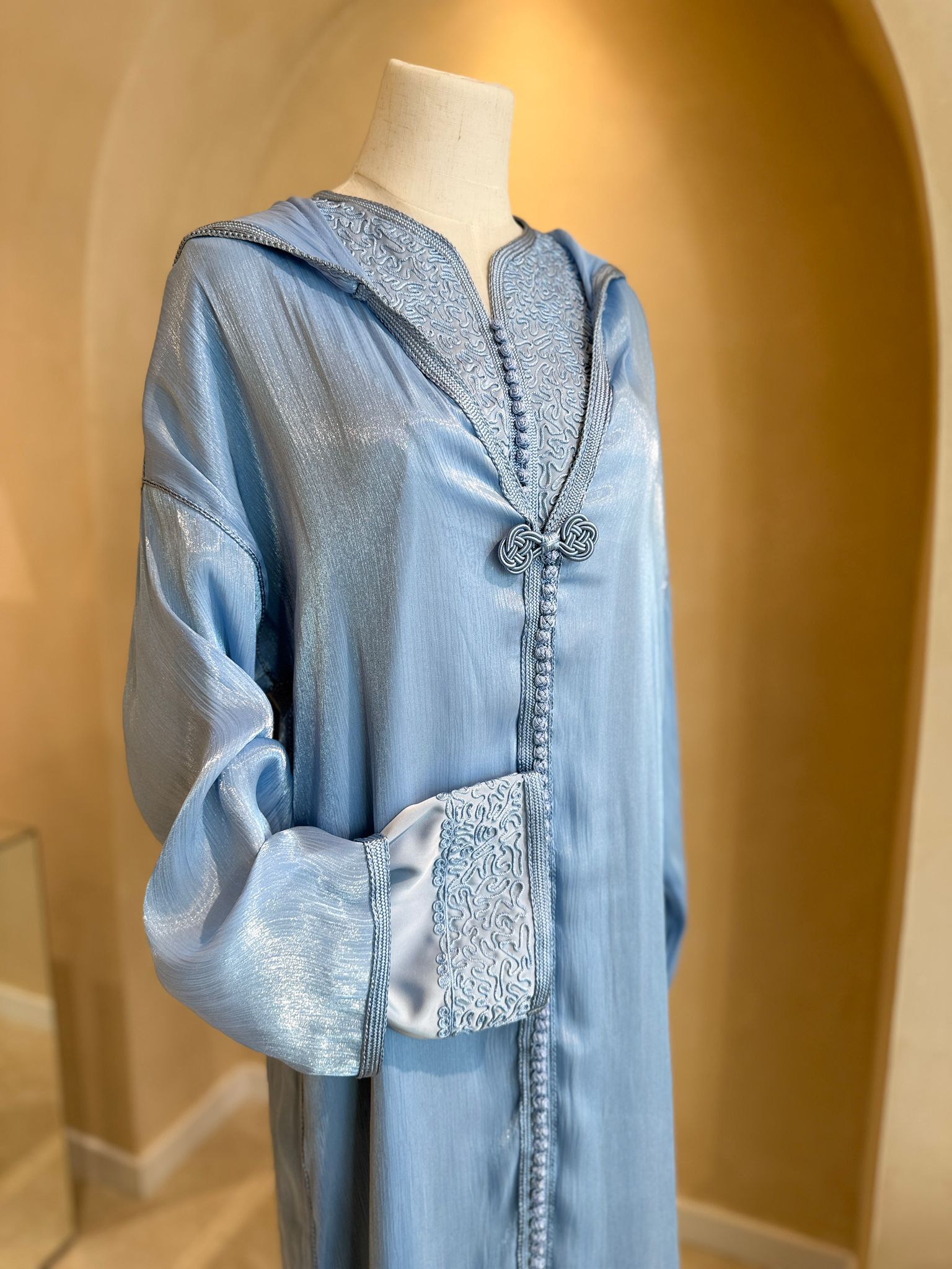 Jellaba Aya en organza de soie et khmiss en drap de soie